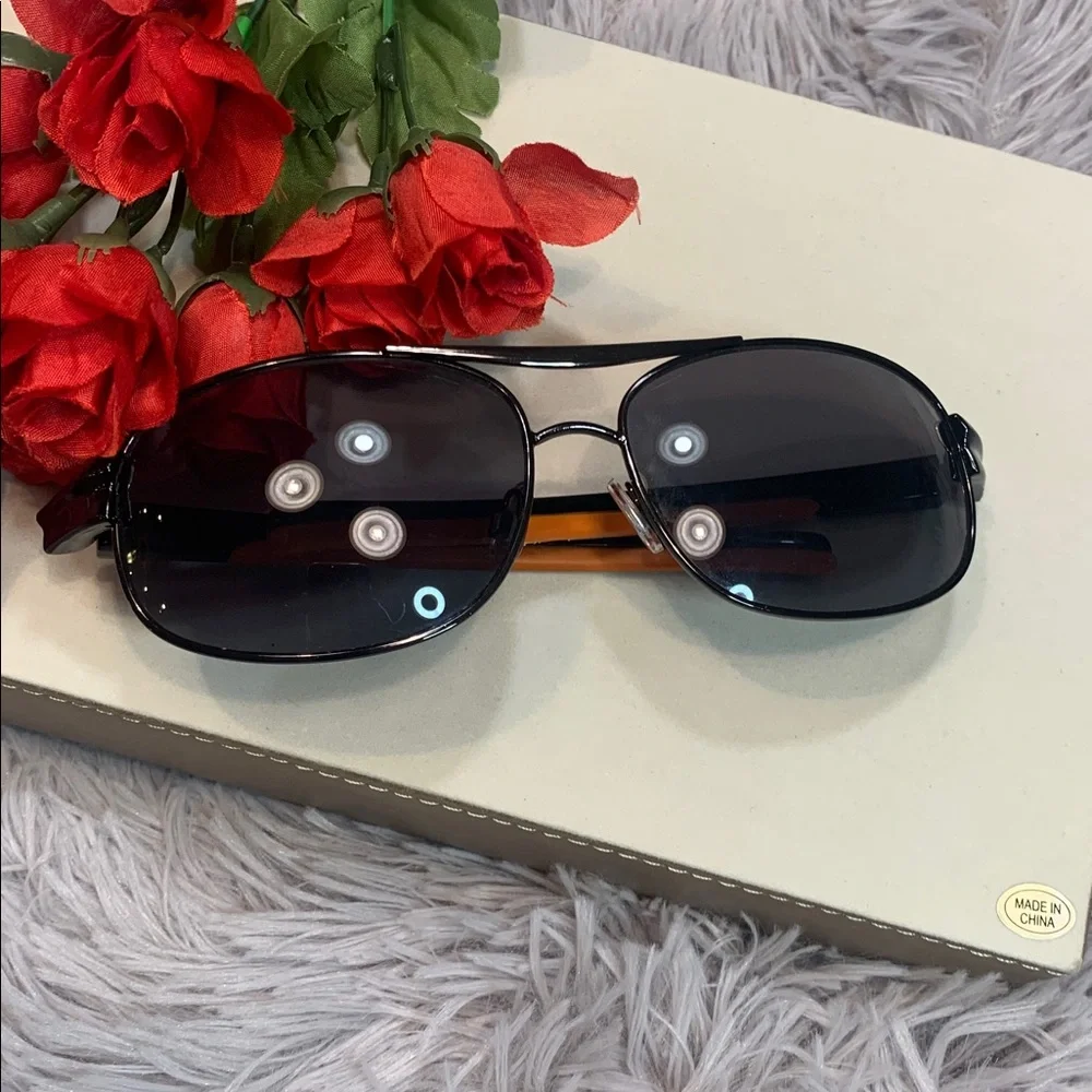 🌹Retro Sleek Black Aviator Sunglasses with Dark Smoke Lenses